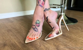 tattooed-babe-in-high-heels-shows-off-her-wonderful-feet