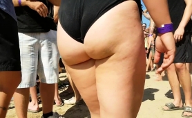 Beach Voyeur Captures An Amateur Babe With A Fabulous Ass